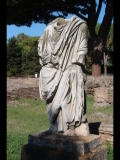 00134 ostia - necropoli della via ostiense (porta romana necropolis) - via dei sepolcri - westseite - skulptur.jpg